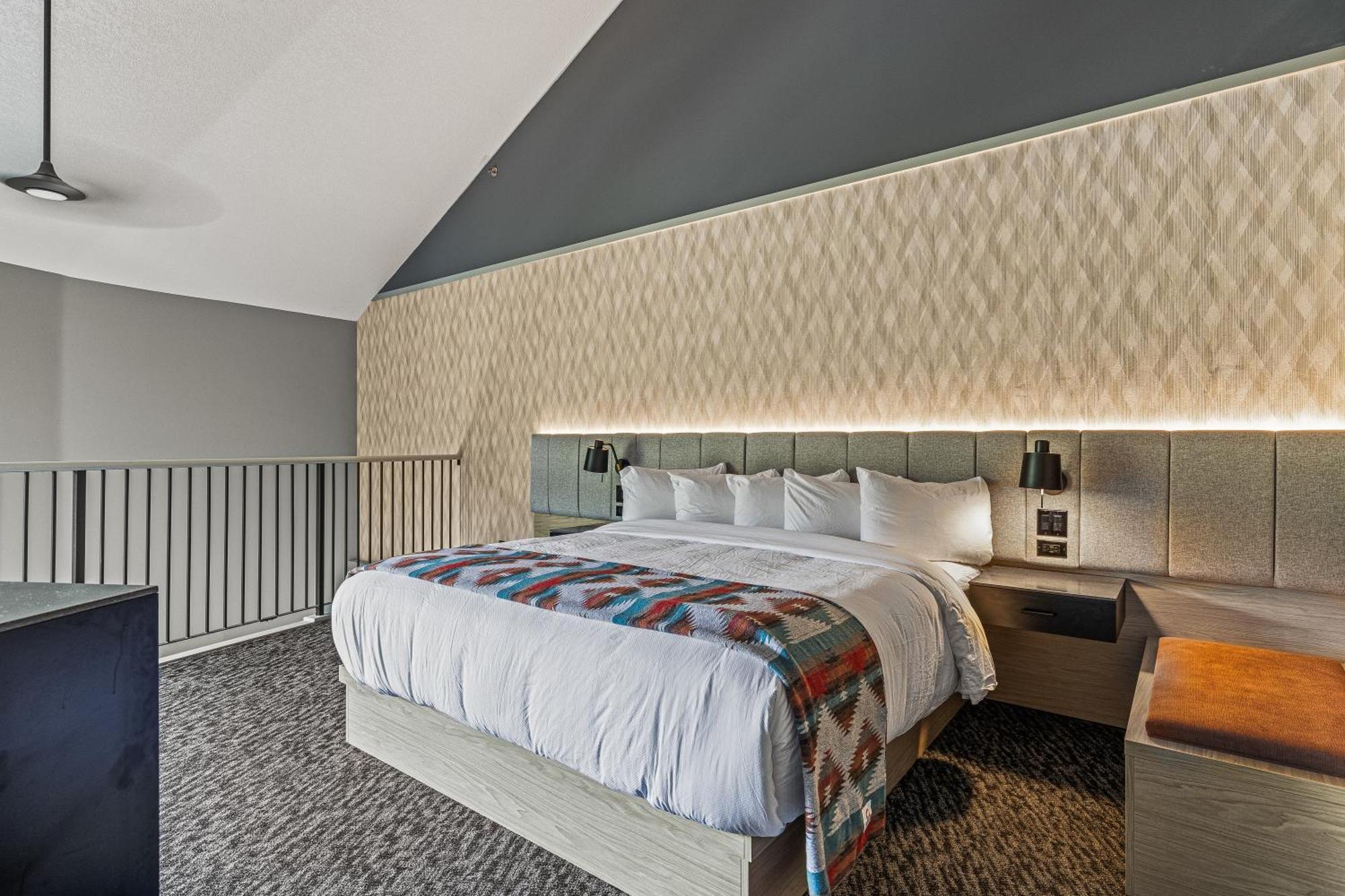 Mtn House By Basecamp Hotel แคนมอร์ ภายนอก รูปภาพ