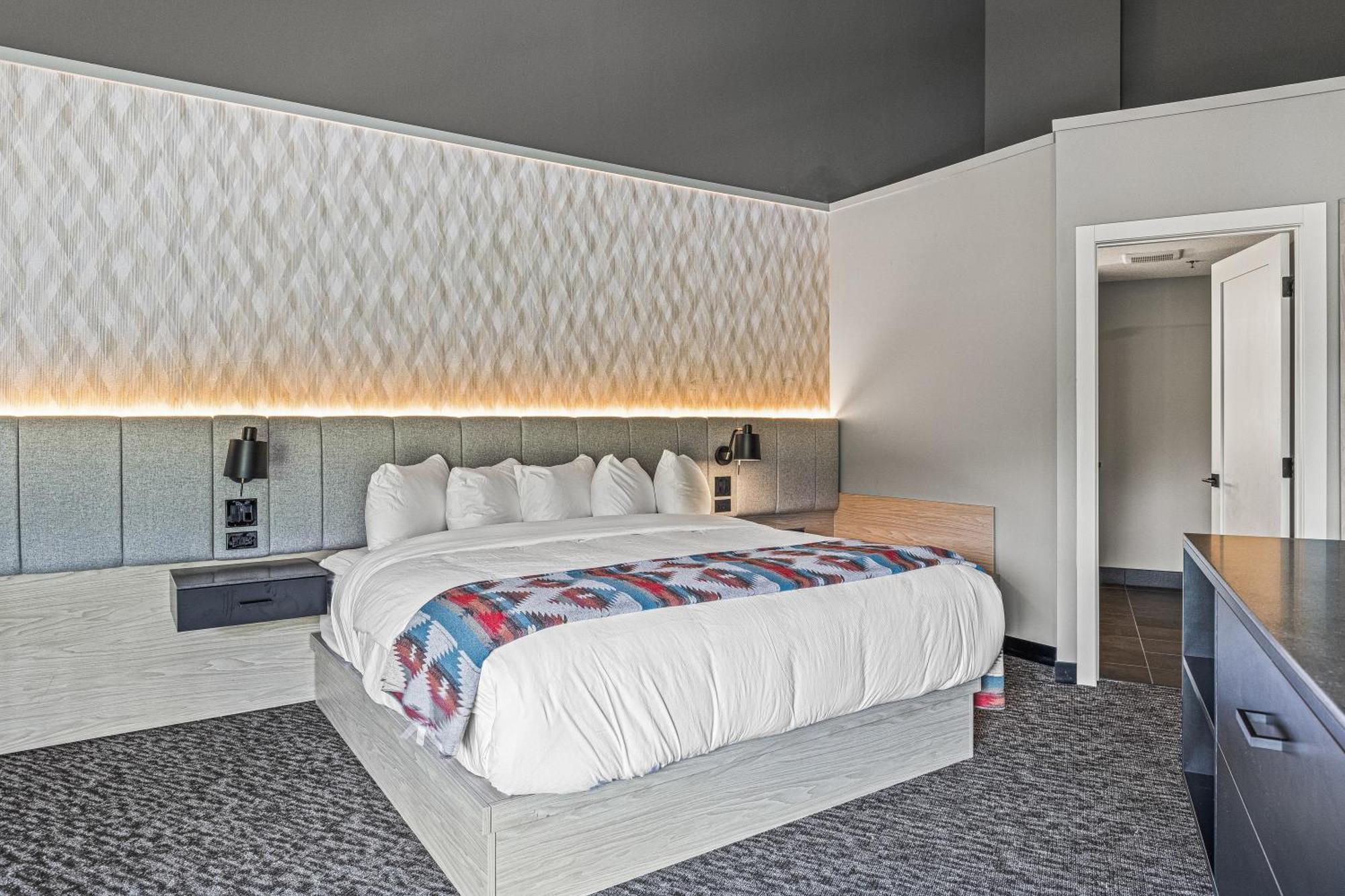 Mtn House By Basecamp Hotel แคนมอร์ ภายนอก รูปภาพ